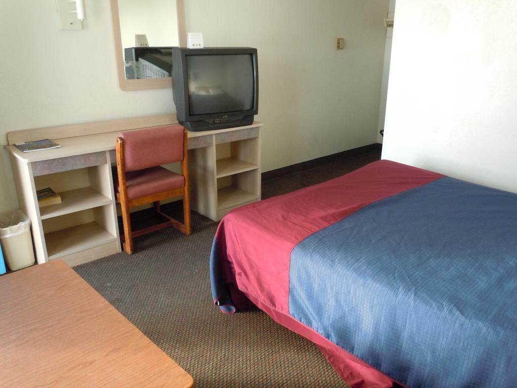 Travelodge By Wyndham Grand Rapids North Walker Eksteriør bilde