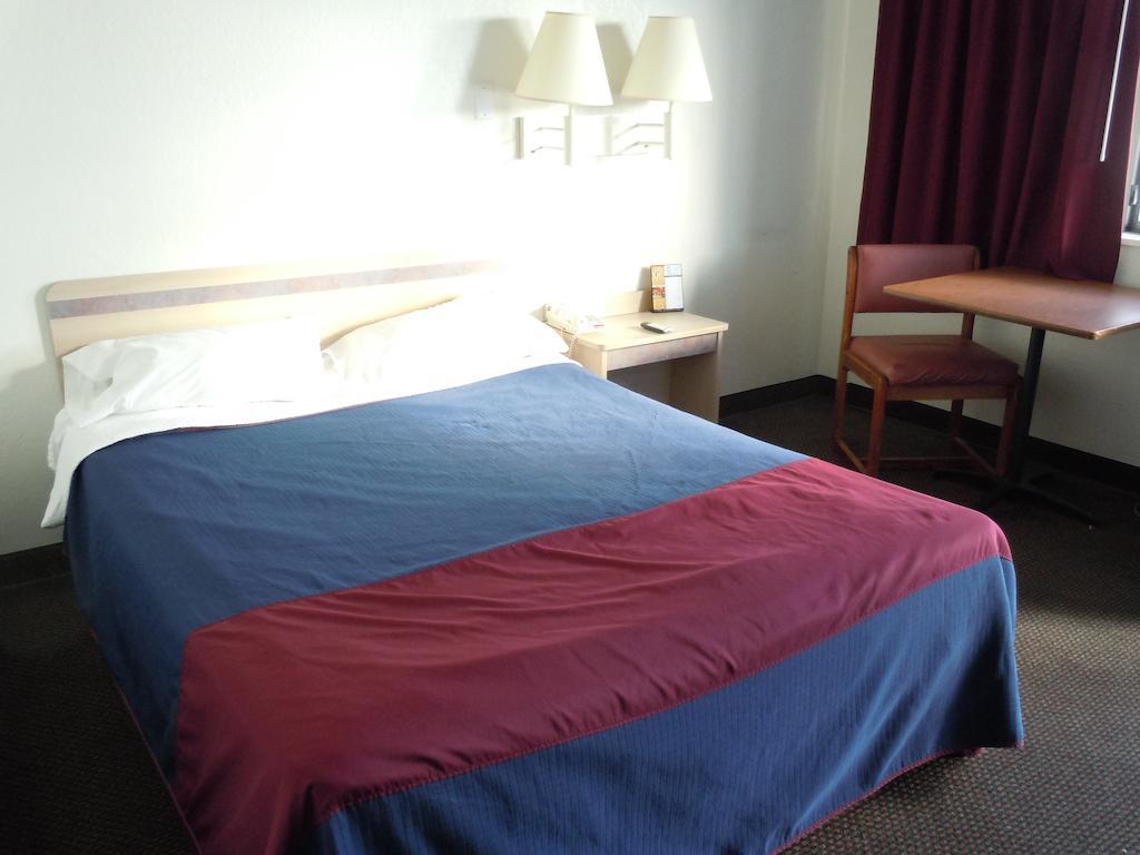 Travelodge By Wyndham Grand Rapids North Walker Eksteriør bilde