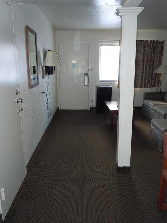 Travelodge By Wyndham Grand Rapids North Walker Eksteriør bilde